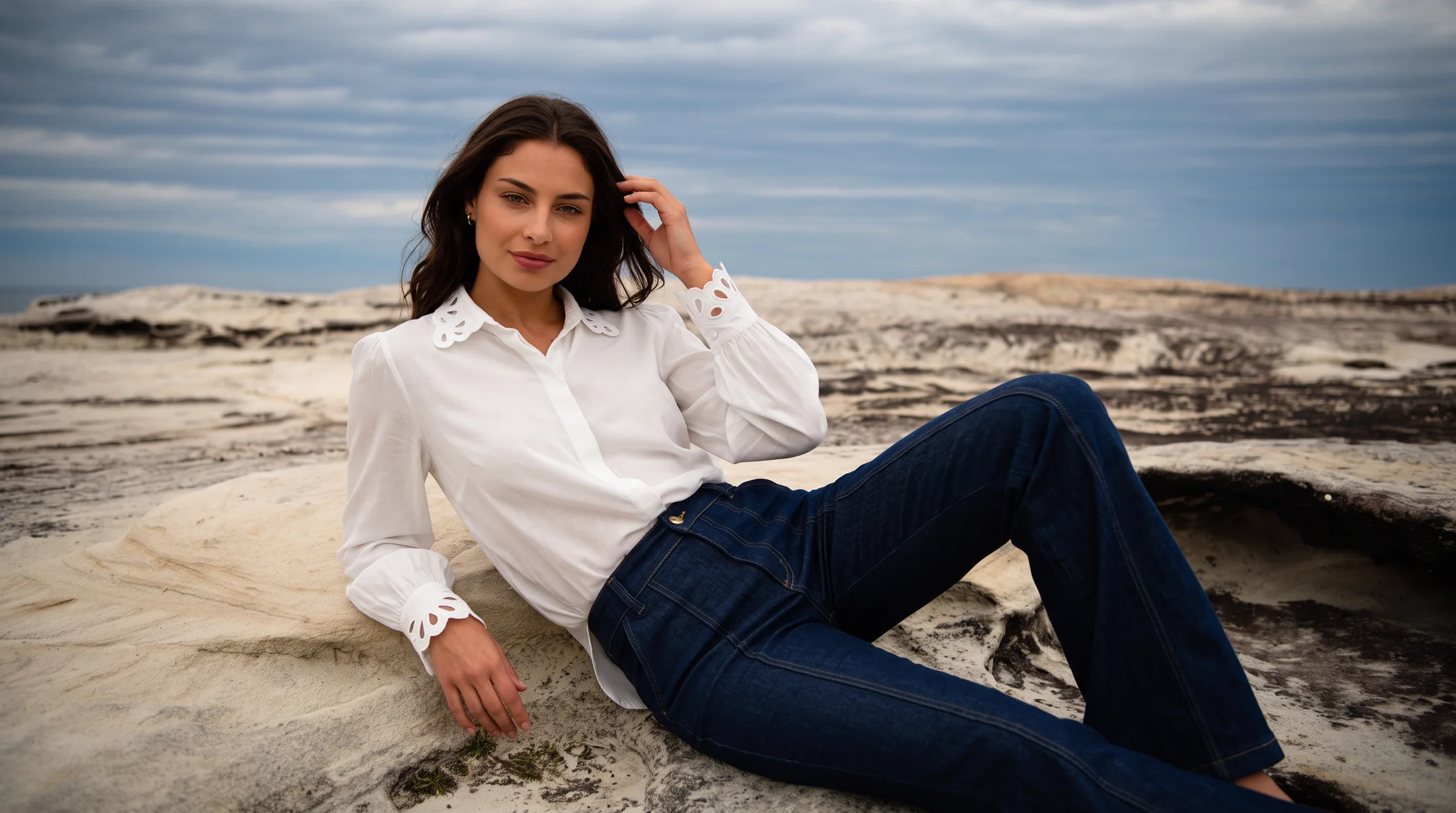 Camisa branca com calça jeans, campanha nas pedras
