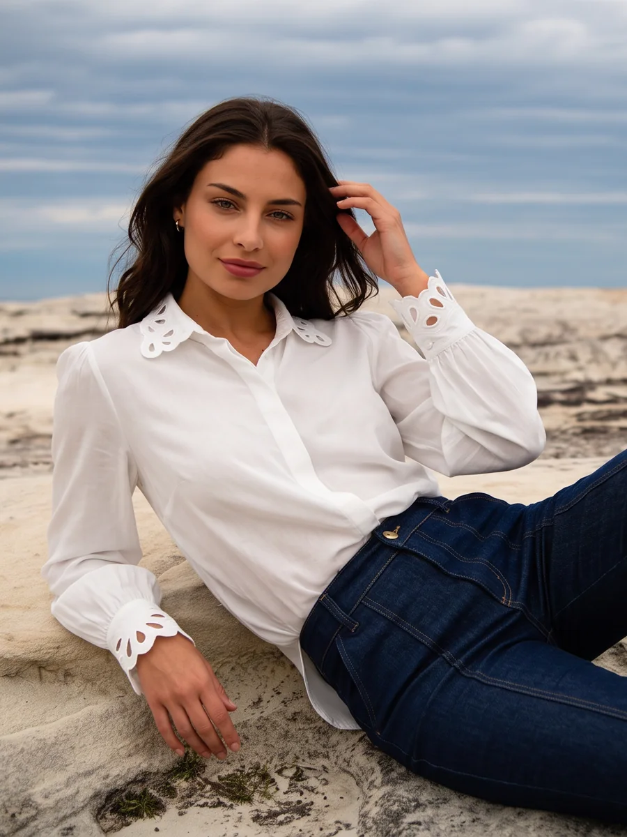 Modelo com a camisa de richilieu branca, campanha da coleção